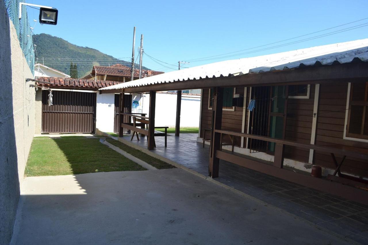 0006.06 -Maranduba - Chale -2 Dorm - 8 Pess - 3 Quadras Do Mar - Piscina Coletiva - Wifi Churrasqueira,Ar Condicionado อูบาตูบา ภายนอก รูปภาพ